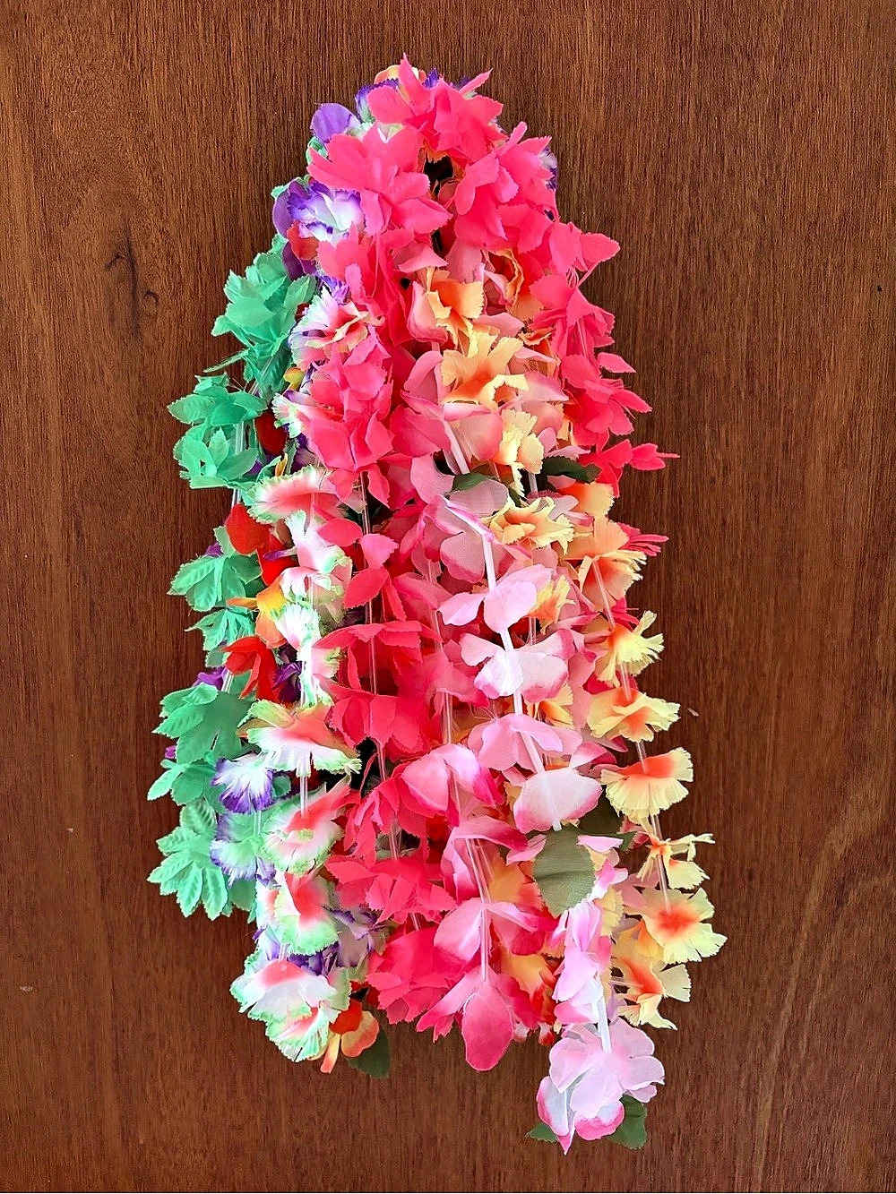 10 Multicolored Hawaiian flower leis #tropical #summer #leis